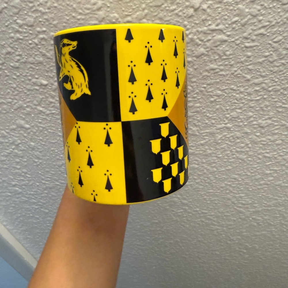 Harry Potter Hufflepuff House Crest Mug 14oz - Picture 2 of 4
